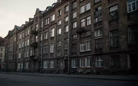 Fassade eines dichten Wohngebäudes in einer europäischen Stadt bei Dämmerung mit Fokus auf Fensterreihen. - Foto: über boerse-global.de