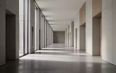 Ein langer, leerer Flur in einem modernen Verwaltungsgebäude mit klaren architektonischen Linien und natürlichem Lichteinfall. - Foto: über boerse-global.de