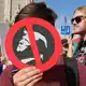 Tausende Menschen demonstrierten gegen Donald Trump während dessen Irland-Besuchs. - Bild: Kin Cheung/AP/dpa