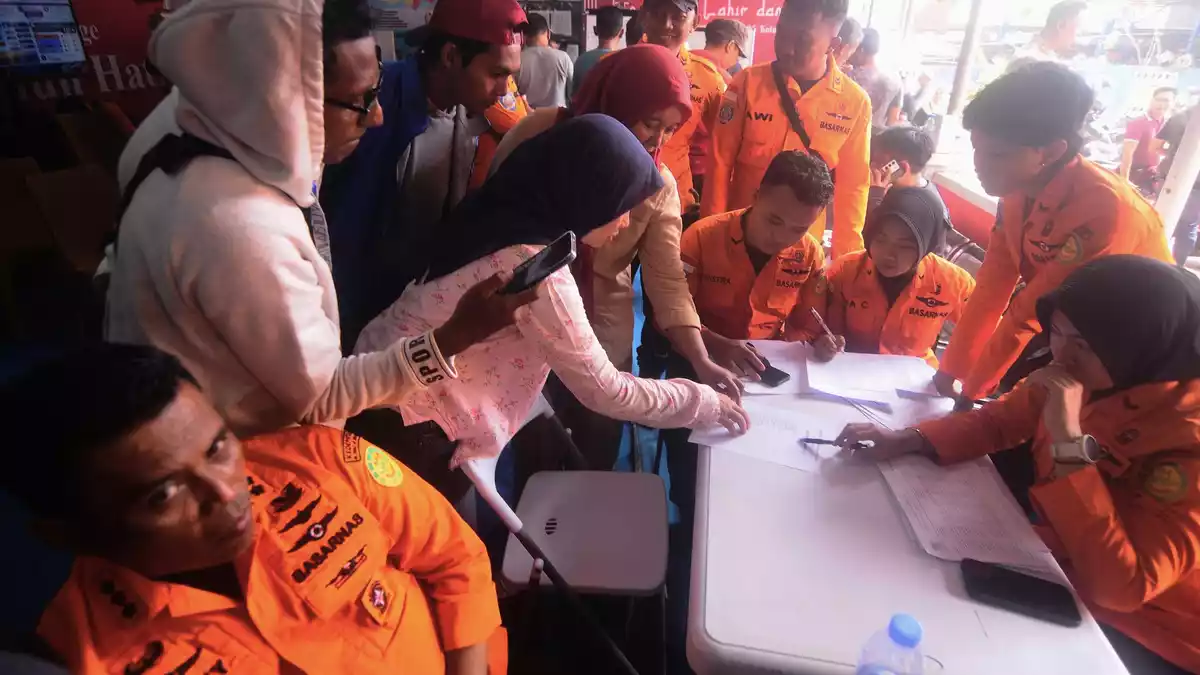 Nach einem Fährunglück in Indonesien steigt die Zahl der Toten. - Bild: Iman Satria/AP/dpa