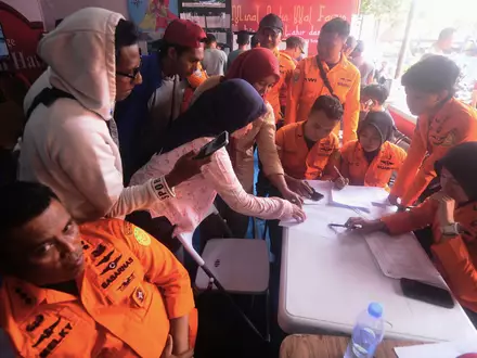 Nach einem Fährunglück in Indonesien steigt die Zahl der Toten. - Foto: Iman Satria/AP/dpa
