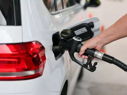 Tanken bleibt angesichts hoher Ölpreise teuer. (Symbolbild) - Foto: Jan Woitas/dpa