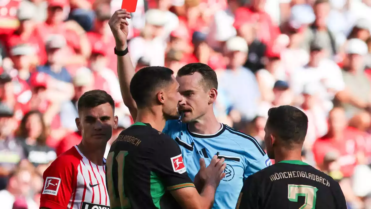 Tim Kleindienst flog in Freiburg vom Platz. - Bild: Philipp von Ditfurth/dpa