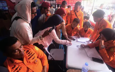 Nach einem Fährunglück in Indonesien werden zahlreiche Menschen vermisst. - Foto: Iman Satria/AP/dpa