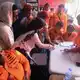 Nach einem Fährunglück in Indonesien werden zahlreiche Menschen vermisst. - Bild: Iman Satria/AP/dpa