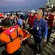 Zahlreiche Passagiere wurden gerettet.  - Bild: Iman Satria/AP/dpa