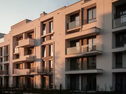 Fassade eines modernen Wohngebäudes im goldenen Licht der Abendsonne - Foto: über boerse-global.de