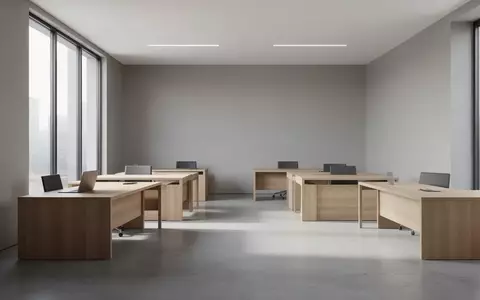 Ein minimalistisches, helles Büro in einer Behörde mit leeren Schreibtischen und neutralen Wänden. - Foto: über boerse-global.de