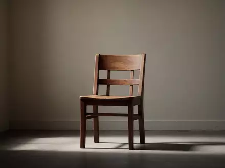 Ein einsamer, leerer Stuhl in einem minimalistischen Raum, der die soziale Isolation und das Gefühl des Rückzugs symbolisiert. - Foto: über boerse-global.de