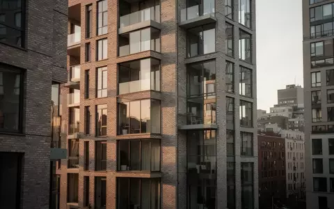 Moderne Wohnhausfassade in einem städtischen Wohngebiet bei natürlichem Tageslicht. - Foto: über boerse-global.de