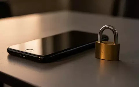 Symbolbild: Smartphone und Vorhängeschloss - Foto: über boerse-global.de
