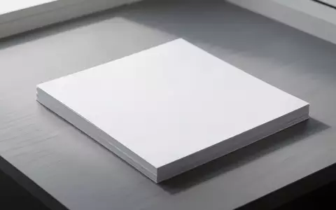 Ein Stapel leerer, weißer Papierbögen auf einem hellen Holztisch in einer ruhigen, hellen Umgebung. - Foto: über boerse-global.de