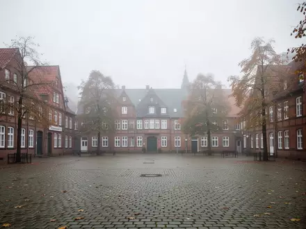 Ein leerer Marktplatz in einer niedersächsischen Kleinstadt mit Backsteinbauten an einem grauen Herbstmorgen. - Foto: über boerse-global.de