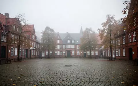 Ein leerer Marktplatz in einer niedersächsischen Kleinstadt mit Backsteinbauten an einem grauen Herbstmorgen. - Foto: über boerse-global.de