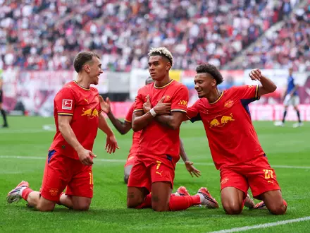 Antonio Nusa (M) feiert sein Tor zum 2:0. - Foto: Jan Woitas/dpa