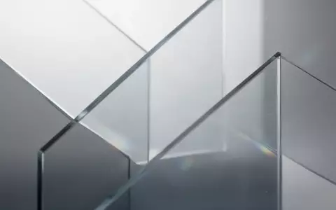 Minimalistische abstrakte Komposition aus geschichteten Glaselementen mit weichen Lichtbrechungen und monochromen Verläufen. - Foto: über boerse-global.de