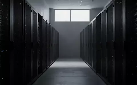 Ein minimalistischer, schattiger Serverraum ohne sichtbare Anzeigen oder Beschriftungen, der eine Atmosphäre der Überwachung vermittelt. - Foto: über boerse-global.de