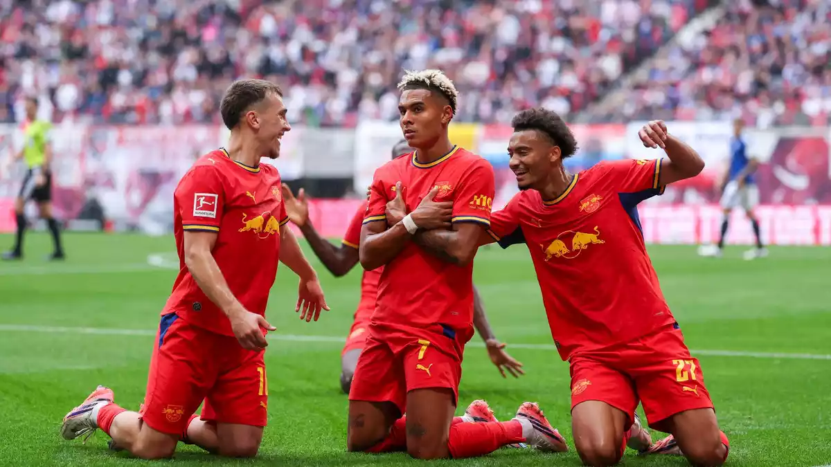 Antonio Nusa (M) feiert sein Tor zum 2:0. - Bild: Jan Woitas/dpa