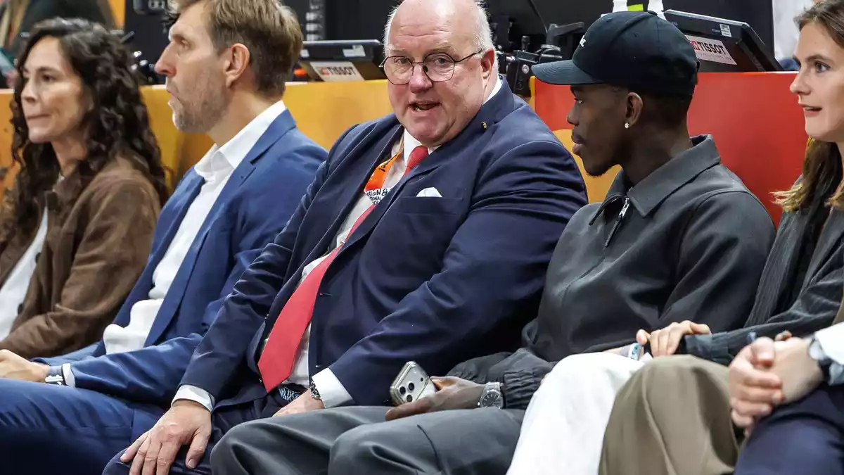 Nowitzki, Verbandsboss Weiss und Schröder sehen das Bronze-Spiel. - Bild: Andreas Gora/dpa