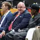 Nowitzki, Verbandsboss Weiss und Schröder sehen das Bronze-Spiel. - Bild: Andreas Gora/dpa
