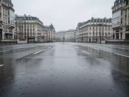 Eine leere, nasse Asphaltstraße in einer städtischen Umgebung unter einem bewölkten Himmel. - Foto: über boerse-global.de