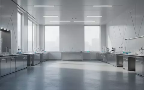 Ein minimalistischer, moderner Laborraum mit poliertem Betonboden und hellem Tageslicht. - Foto: über boerse-global.de