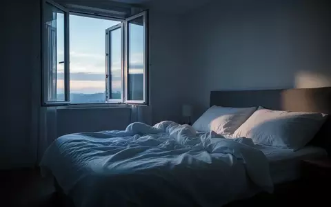Ein ungemachtes Bett in einem ruhig beleuchteten Schlafzimmer am frühen Morgen, das eine Atmosphäre der Erholung vermittelt. - Foto: über boerse-global.de