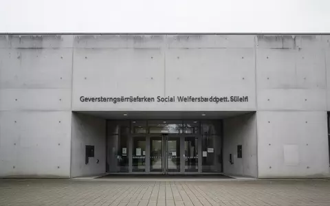 Eingangsbereich eines Jobcenters mit minimalistischer Betonarchitektur bei Tageslicht. - Foto: über boerse-global.de