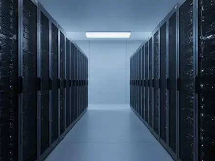 Ein minimalistisch gestalteter Serverraum mit modernen, unbeschrifteten Rack-Systemen in bläulichem Licht. - Foto: über boerse-global.de