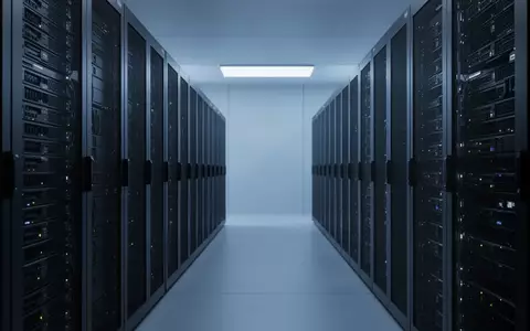 Ein minimalistisch gestalteter Serverraum mit modernen, unbeschrifteten Rack-Systemen in bläulichem Licht. - Foto: über boerse-global.de