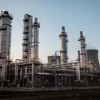 Eine weitläufige Industrieanlage der chemischen Produktion mit Stahltürmen und Rohrsystemen in der Abenddämmerung. - Foto: über boerse-global.de