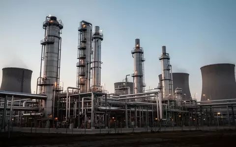 Eine weitläufige Industrieanlage der chemischen Produktion mit Stahltürmen und Rohrsystemen in der Abenddämmerung. - Foto: über boerse-global.de