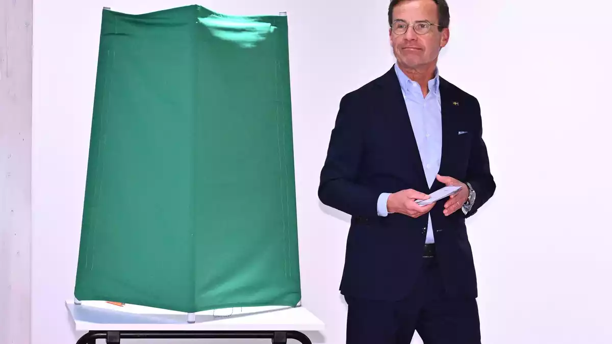 Regierungschef Ulf Kristersson bei der Stimmabgabe. - Bild: Claudio Bresciani/TT News Agency via AP/dpa
