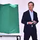Regierungschef Ulf Kristersson bei der Stimmabgabe. - Bild: Claudio Bresciani/TT News Agency via AP/dpa