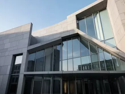 Moderne Fassade eines Regierungsgebäudes in Nordrhein-Westfalen bei Tageslicht. - Foto: über boerse-global.de