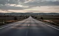 Leere Autobahn in einer weitläufigen europäischen Landschaft bei Dämmerung - Foto: über boerse-global.de