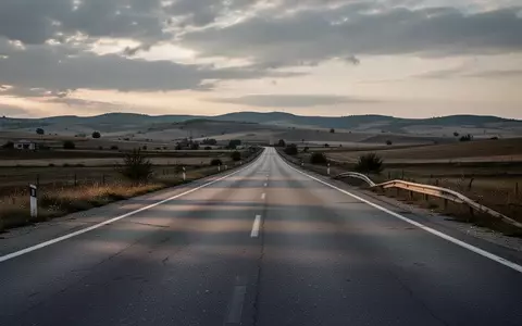Leere Autobahn in einer weitläufigen europäischen Landschaft bei Dämmerung - Foto: über boerse-global.de