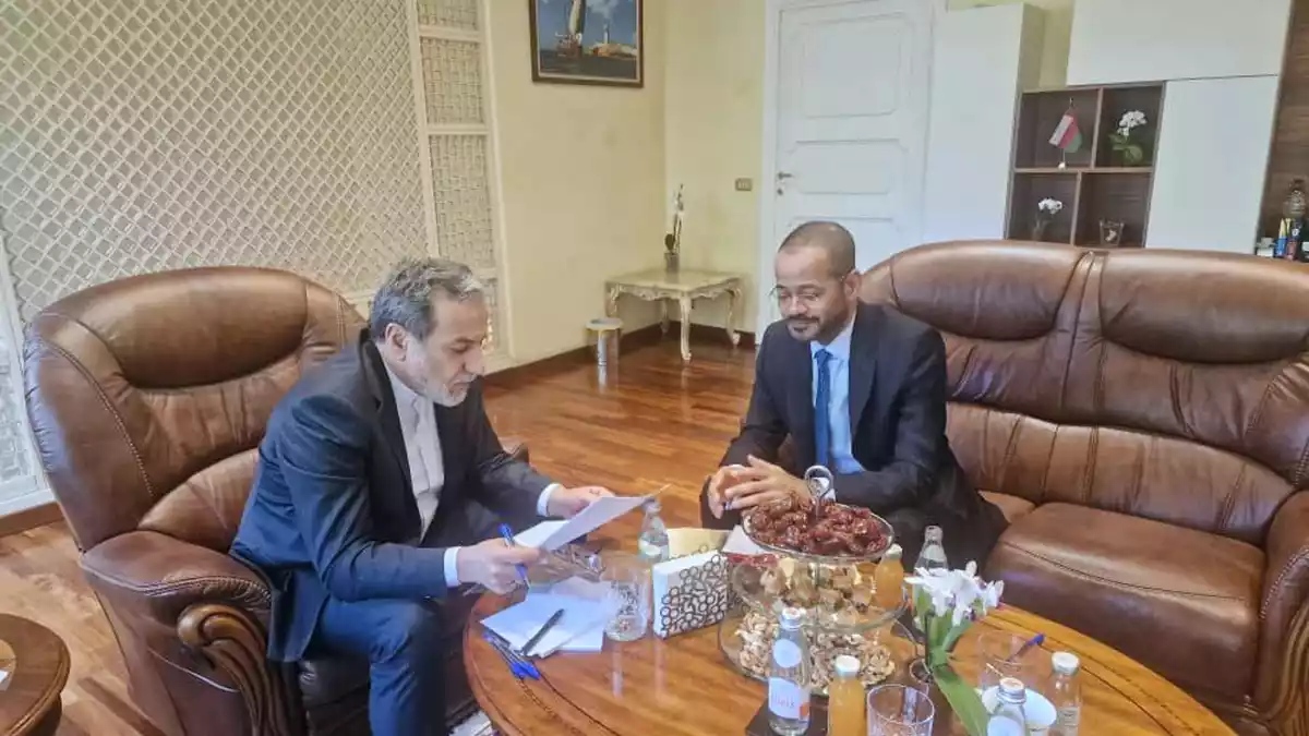 Wollten sich ursprünglich im Oman treffen: Irans Außenminister Abbas Araghtschi (l) und sein omanischer Amtskollege Badr al-Busaidi. (Archivbild) - Bild: Uncredited/Iranian Foreign Ministry/AP/dpa