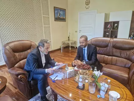 Wollten sich ursprünglich im Oman treffen: Irans Außenminister Abbas Araghtschi (l) und sein omanischer Amtskollege Badr al-Busaidi. (Archivbild) - Foto: Uncredited/Iranian Foreign Ministry/AP/dpa