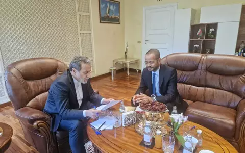 Wollten sich ursprünglich im Oman treffen: Irans Außenminister Abbas Araghtschi (l) und sein omanischer Amtskollege Badr al-Busaidi. (Archivbild) - Foto: Uncredited/Iranian Foreign Ministry/AP/dpa