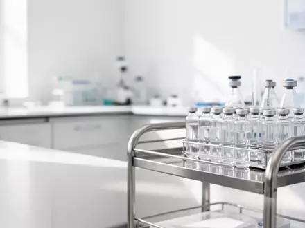 Ein steriles, helles klinisches Labor mit medizinischen Geräten und Glasphiolen im unscharfen Hintergrund. - Foto: über boerse-global.de