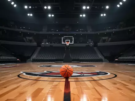 Ein leerer Basketballplatz in einer modernen Arena mit einem einzelnen Ball auf dem Boden nach einem Spiel. - Foto: über boerse-global.de