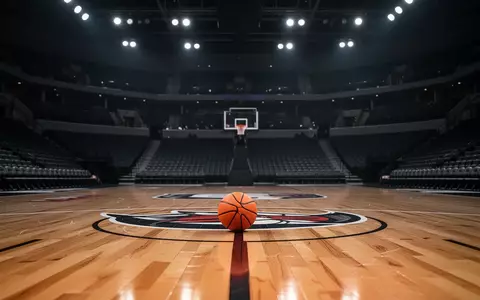 Ein leerer Basketballplatz in einer modernen Arena mit einem einzelnen Ball auf dem Boden nach einem Spiel. - Foto: über boerse-global.de