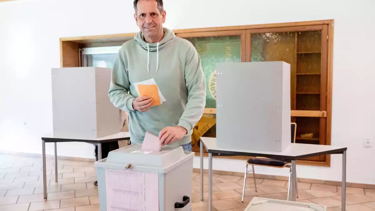 Ministerpräsident Olaf Lies (SPD) gab seine Stimme in seiner Heimat Friesland ab. - Bild: Hauke-Christian Dittrich/dpa