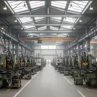 Leere, weitläufige Fertigungshalle einer modernen Metallfabrik mit großen Maschinen und Stahlträgern bei natürlichem Licht. - Foto: über boerse-global.de