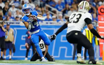 St. Brown (links) erzielte im ersten Saisonspiel zwei Touchdowns für die Lions. - Foto: Rey Del Rio/AP/dpa