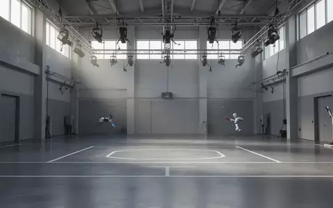 Ein minimalistischer, leerer Trainingsraum mit poliertem Betonboden und markierten Linien für die Robotik-Forschung. - Foto: über boerse-global.de