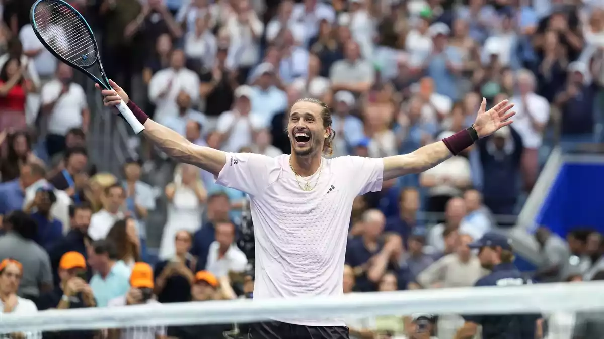 Alexander Zverev realisiert seinen Triumph erst mit Verzögerung. - Bild: Kirsty Wigglesworth/AP/dpa