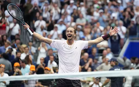 Alexander Zverev realisiert seinen Triumph erst mit Verzögerung. - Foto: Kirsty Wigglesworth/AP/dpa