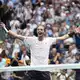 Alexander Zverev realisiert seinen Triumph erst mit Verzögerung. - Bild: Kirsty Wigglesworth/AP/dpa
